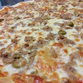 Pizza De Atún (Mediana)