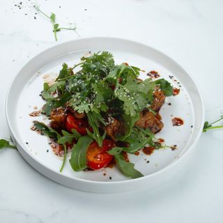 Салат с хрустящими баклажанами в азиатской запрвке