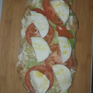 Pinsa caprese con basilico