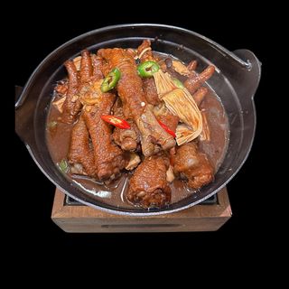 Casseruola di Zampette di pollo cantones（虎皮鸡爪煲）