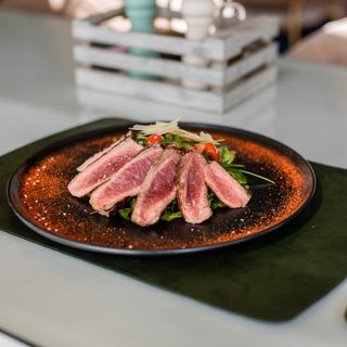 Tagliata biftek sa parmezanom i rukolom