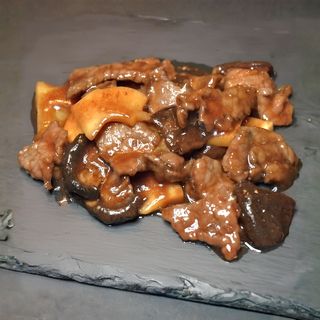 90. Ternera con bambú y setas chinas