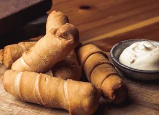 Tequeños de queso con crema nata