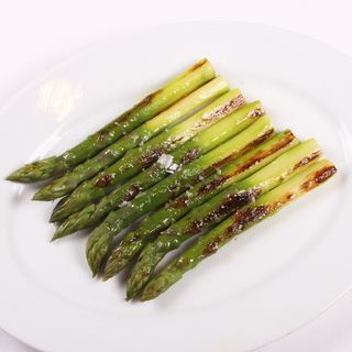 Espárragos verdes al grill  con su Romesco