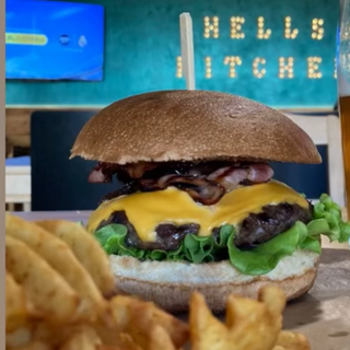 Zestaw Hamburger (170 g. mięsa) z frytkami 150g.