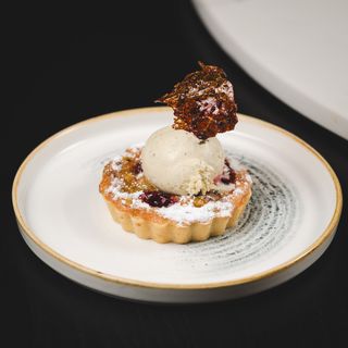 Kramble od oraha i jabuke sa sladoledom od vanille