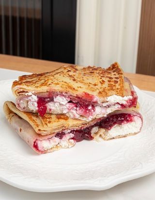 Блины  вишня и взбитый творог