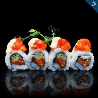 Uramaki spicy sake roll