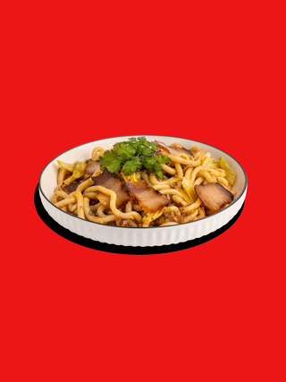 Udon saltato fondo di manzo e verdure saltate