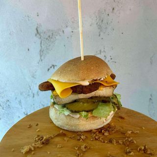 Tofu burger i mini frytki