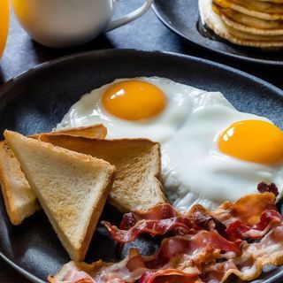 Tostada huevos rotos con jamon(Pan De Sándwich)