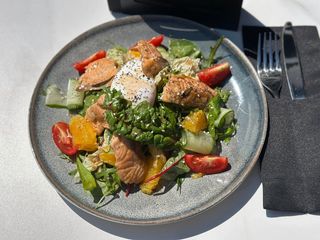 Салат з лососем (220g)