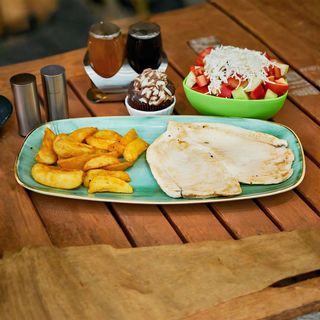 Obrok pileći file uz dodatak slatkiša ili pića