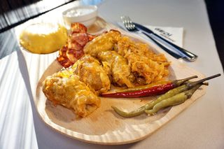 Sarmale cu mamaliguta si ardei iute 