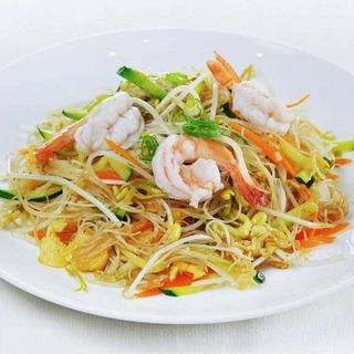 55. Spaghetti di riso con gamberi