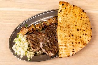 1/2 teleći ražnjići i 1/2 ramstek