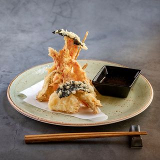 Tempura de verdura y marisco
