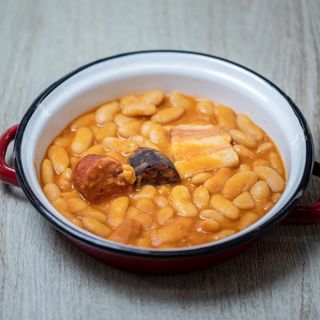 Fabada con su compango