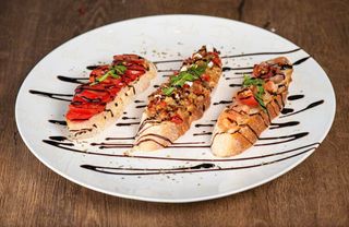 Bruschette cu somon si avocado