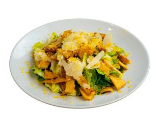 La Caesar “Toscana” con straccetti di cotoletta di pollo dressing Caesar, riduzione dello “Chef” e polvere di rosso d’uova