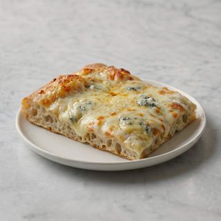 Pizza 4 quesos (porción)