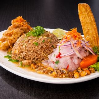 Trio Marino Chaufa de Mariscos / Ceviche de pescado / Chicharrón de pota.