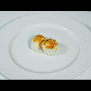 835.uramaki de salmón con salsa de mango(8 Uds)