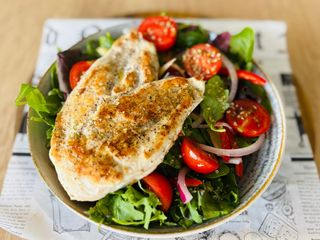 Salată cu pui la grătar