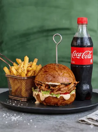Pepa prase burger + Coca-Cola + pomfrit combo