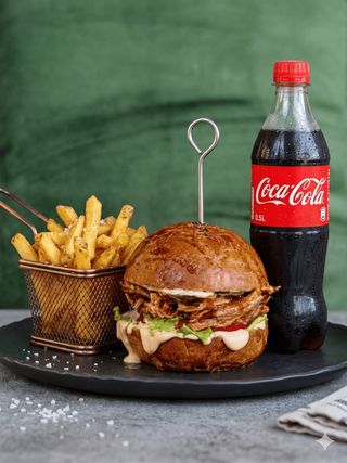 Pepa prase burger + Coca-Cola + pomfrit combo