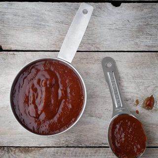 Dodatkowy sos bbq obok