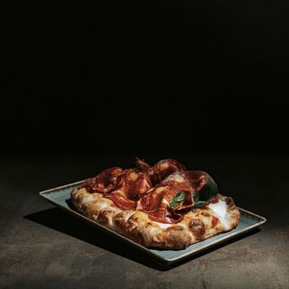 Pinsa, pomodoro, mozzarella, ventricina del vastese 