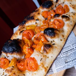 Pan con ajo y tómate cheery 