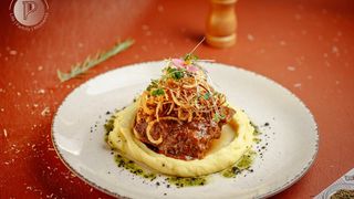 Говяжьи ребра с луковыми чипсами