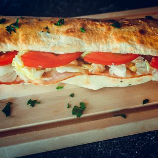 Sendvič sa peperoni kobasicom