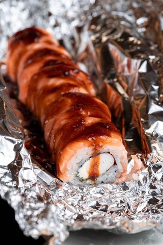 Uramaki De Roll De Salmón Flameado