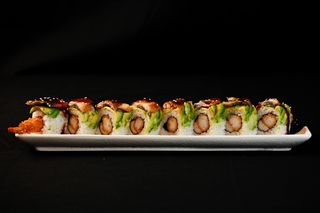 N14 Roll de anguila, gamba rebozada, cangrejo y aguacate 