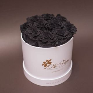 9 trandafiri criogenați negri în cutie de lux mica alba