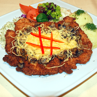 Schab po zbójnicku,ser,pieczarki,cebula,ziemniaki,surówka