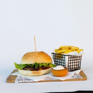 Gurmanska pljeskavica s pomfritom