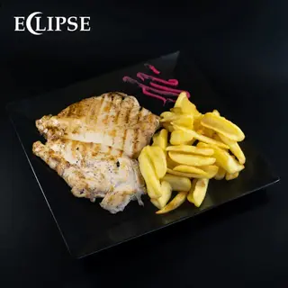 Piept de pui la gratar cu cartofi prajiti