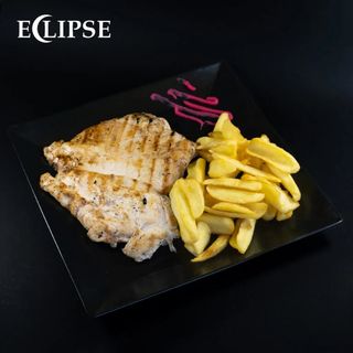 Piept de pui la gratar cu cartofi prajiti