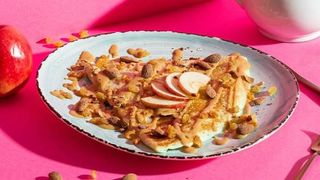 კრეპი ნუშით, კარამელით,ვაშლით და ქიშმიშით