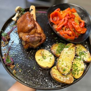 Stinco de porc, cartofi la cuptor, salată de ardei copti