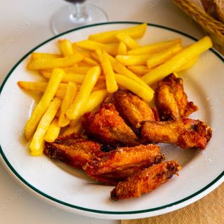 Alitas De Pollo (4 uds.) Con Patatas