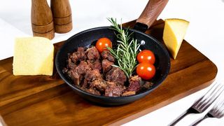 Pastrama de berbecut cu mamaliga