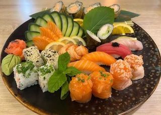 Sushi Mix com Sashimi 16 peças