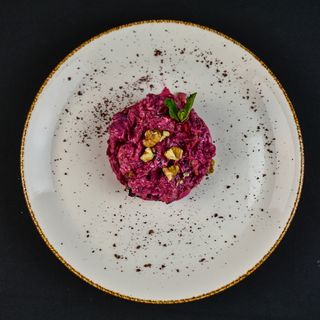 Салат из свеклы с черносливом и грецким орехом