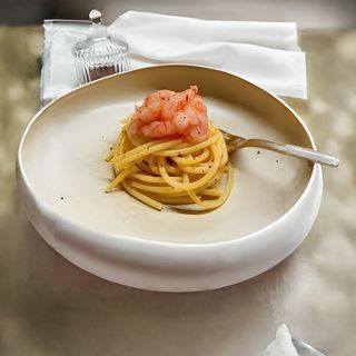 Spaghetti, aglio, olio, tartare di gambero rosso