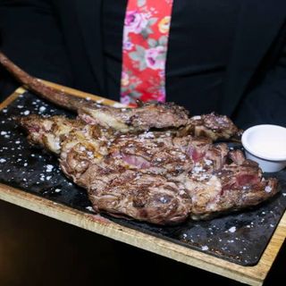 El chuletón tomahawk a la brasa (1 kg.)
